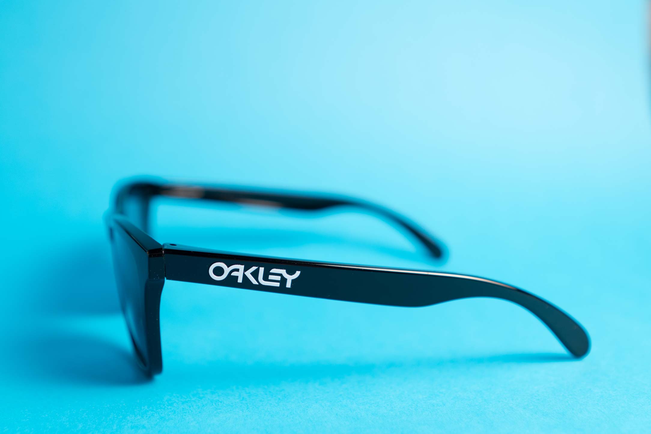 Cum să identifici logoul brandului Oakley pentru ochelarii de soare autentici